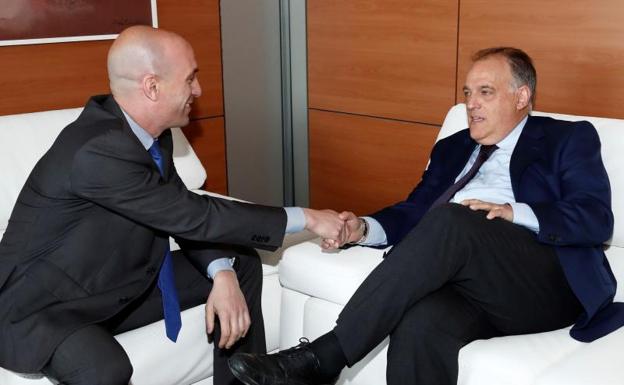 Luis Rubiales y Javier Tebas estrechan sus manos tras su reunión.