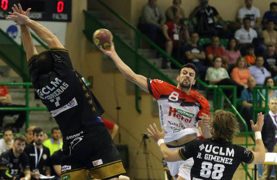 Fotos: Balonmano Nava a un paso del ascenso tras la victoria ante Alarcos (27-24)