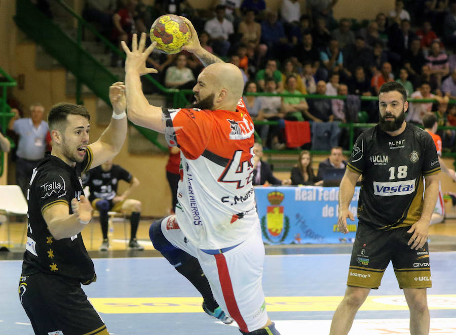 Fotos: Balonmano Nava a un paso del ascenso tras la victoria ante Alarcos (27-24)