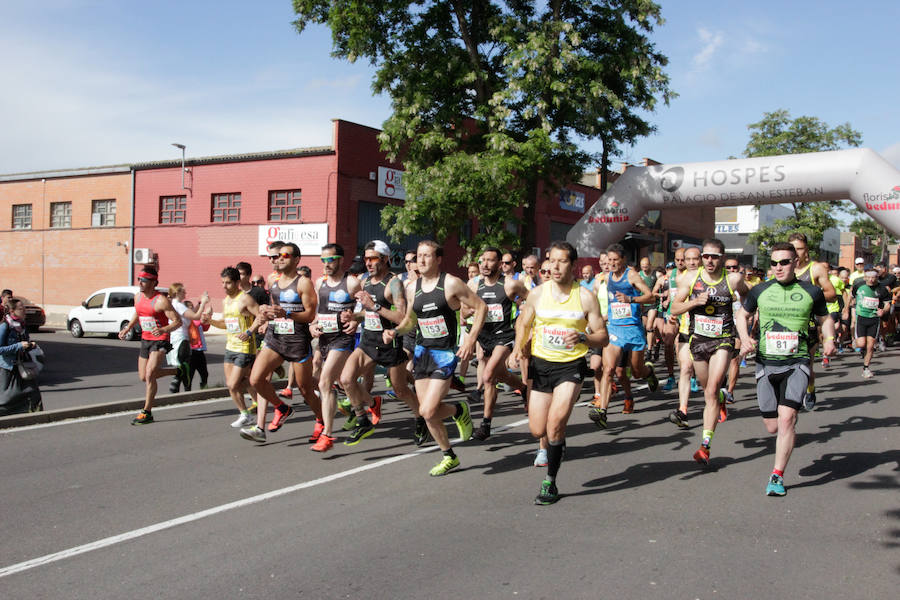 El triatleta vasco Gorka Lucena y la salmantina Lourdes Lobato se han impuesto en el XXI Cross Policía Local de Salamanca que se ha celebrado sobre un recorrido de algo más de 9 kilómetros
