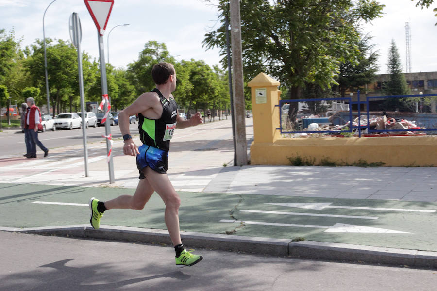 El triatleta vasco Gorka Lucena y la salmantina Lourdes Lobato se han impuesto en el XXI Cross Policía Local de Salamanca que se ha celebrado sobre un recorrido de algo más de 9 kilómetros