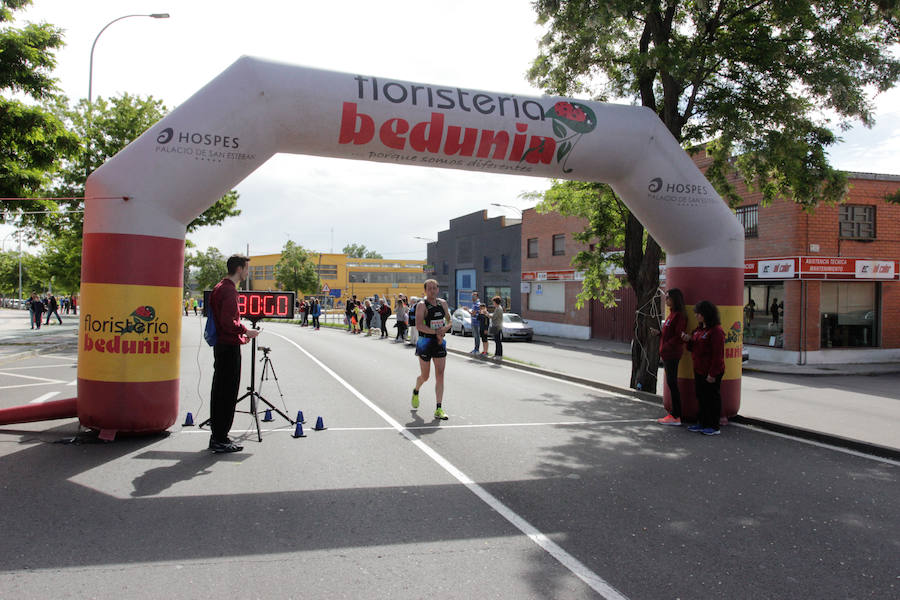 El triatleta vasco Gorka Lucena y la salmantina Lourdes Lobato se han impuesto en el XXI Cross Policía Local de Salamanca que se ha celebrado sobre un recorrido de algo más de 9 kilómetros
