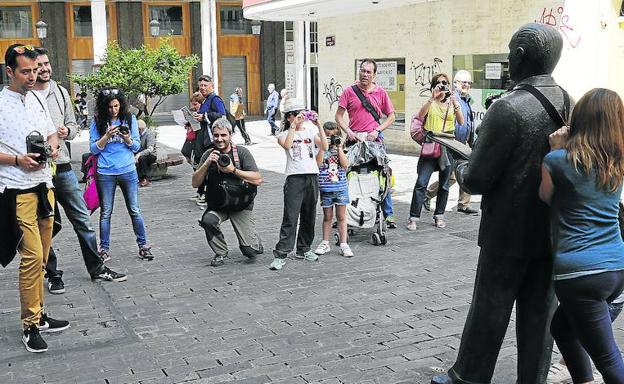 Los participantes fotografían a Jerónimo Arroyo en el maratón fotográfico. 