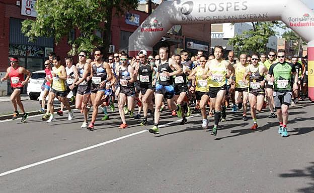 Los corredores toman la salida camino de La Aldehuela.