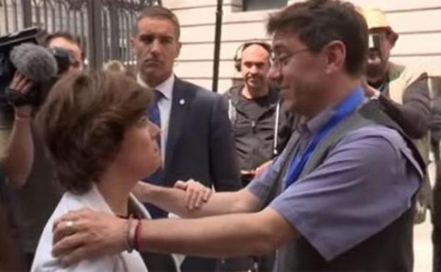 Monedero, sobre el gesto con Sáenz de Santamaría: «No me gusta la foto pareciendo el fuerte»