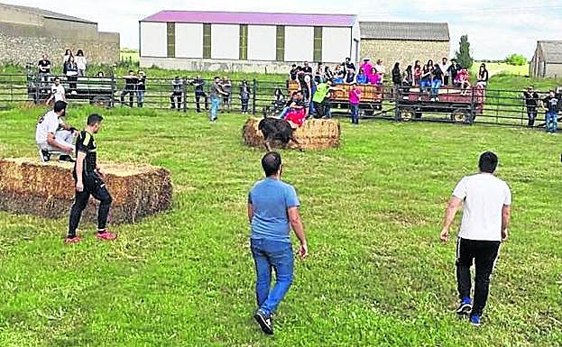 Corredores y espectadores en las vaquillas. 