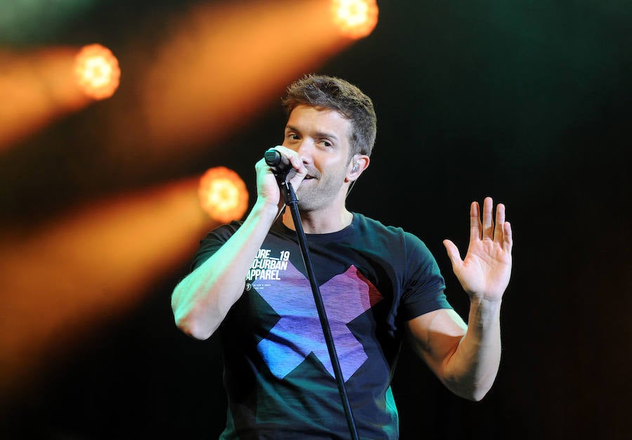 Corearon sus canciones en el concierto que dio este sábado en la Feria de Muestras de Valladolid. Levantó los ánimos de sus seguidores desde que pisó el escenario. 