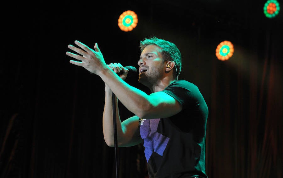 Corearon sus canciones en el concierto que dio este sábado en la Feria de Muestras de Valladolid. Levantó los ánimos de sus seguidores desde que pisó el escenario. 