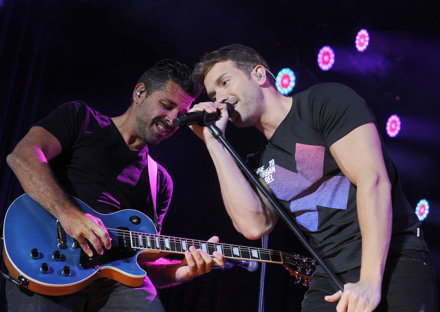 Corearon sus canciones en el concierto que dio este sábado en la Feria de Muestras de Valladolid. Levantó los ánimos de sus seguidores desde que pisó el escenario. 