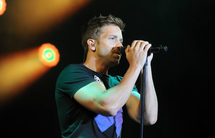 Corearon sus canciones en el concierto que dio este sábado en la Feria de Muestras de Valladolid. Levantó los ánimos de sus seguidores desde que pisó el escenario. 