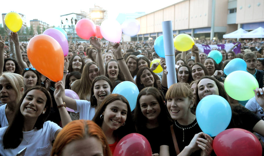 Corearon sus canciones en el concierto que dio este sábado en la Feria de Muestras de Valladolid. Levantó los ánimos de sus seguidores desde que pisó el escenario. 