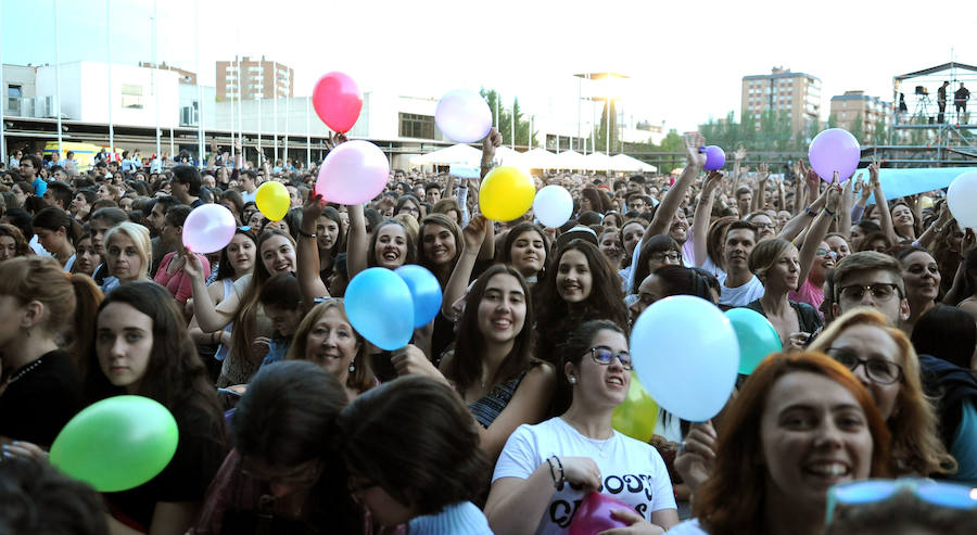 Corearon sus canciones en el concierto que dio este sábado en la Feria de Muestras de Valladolid. Levantó los ánimos de sus seguidores desde que pisó el escenario. 
