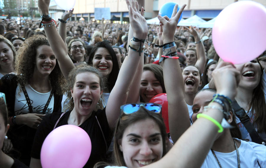 Corearon sus canciones en el concierto que dio este sábado en la Feria de Muestras de Valladolid. Levantó los ánimos de sus seguidores desde que pisó el escenario. 