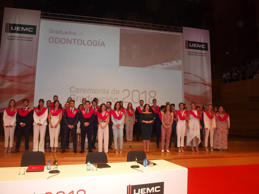 318 estudiantes de 17 titulaciones entre Grados y Másteres de la Universidad Europea Miguel de Cervantes (UEMC) de Valladolid, vivieron ayer con emoción la ceremonia de graduación. 
