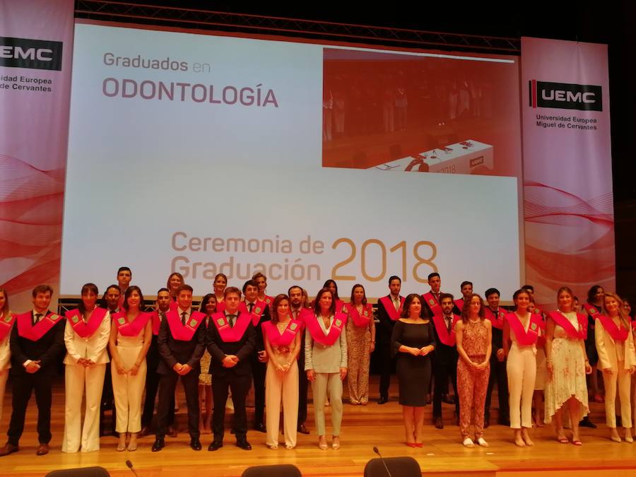 318 estudiantes de 17 titulaciones entre Grados y Másteres de la Universidad Europea Miguel de Cervantes (UEMC) de Valladolid, vivieron ayer con emoción la ceremonia de graduación. 