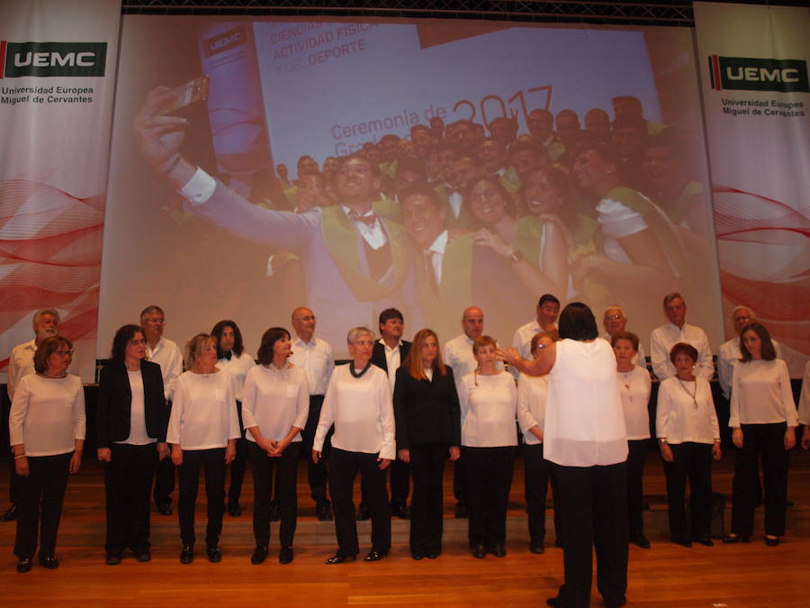 318 estudiantes de 17 titulaciones entre Grados y Másteres de la Universidad Europea Miguel de Cervantes (UEMC) de Valladolid, vivieron ayer con emoción la ceremonia de graduación. 