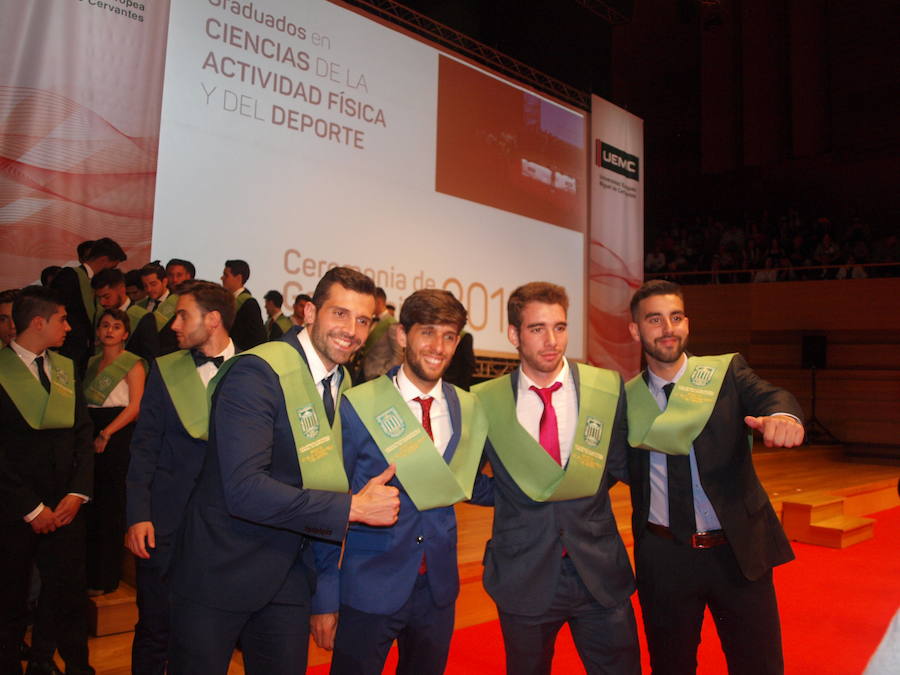 318 estudiantes de 17 titulaciones entre Grados y Másteres de la Universidad Europea Miguel de Cervantes (UEMC) de Valladolid, vivieron ayer con emoción la ceremonia de graduación. 