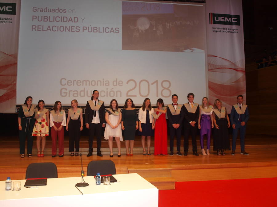 318 estudiantes de 17 titulaciones entre Grados y Másteres de la Universidad Europea Miguel de Cervantes (UEMC) de Valladolid, vivieron ayer con emoción la ceremonia de graduación. 