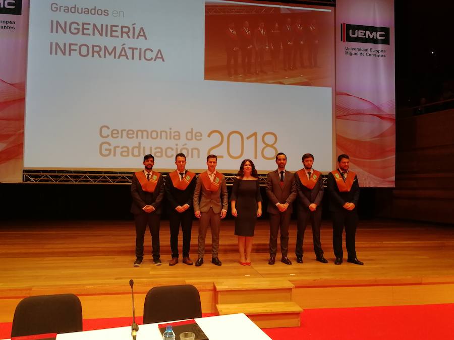 318 estudiantes de 17 titulaciones entre Grados y Másteres de la Universidad Europea Miguel de Cervantes (UEMC) de Valladolid, vivieron ayer con emoción la ceremonia de graduación. 