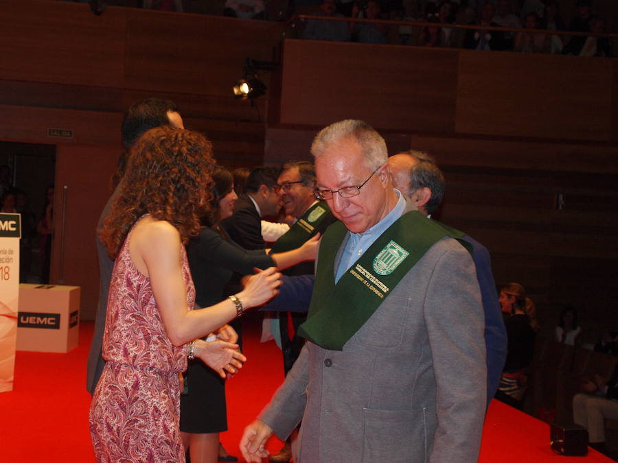 318 estudiantes de 17 titulaciones entre Grados y Másteres de la Universidad Europea Miguel de Cervantes (UEMC) de Valladolid, vivieron ayer con emoción la ceremonia de graduación. 