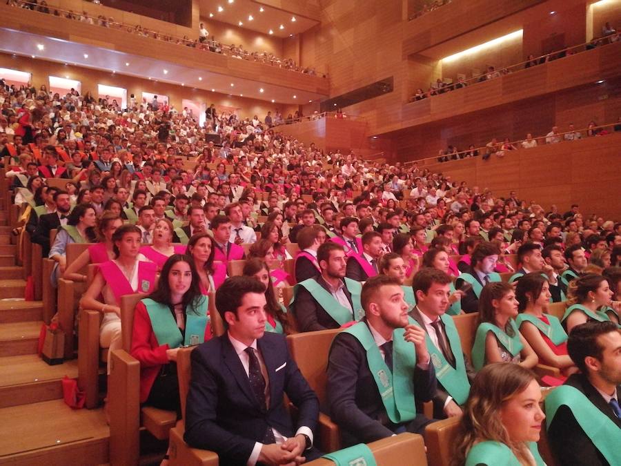 318 estudiantes de 17 titulaciones entre Grados y Másteres de la Universidad Europea Miguel de Cervantes (UEMC) de Valladolid, vivieron ayer con emoción la ceremonia de graduación. 