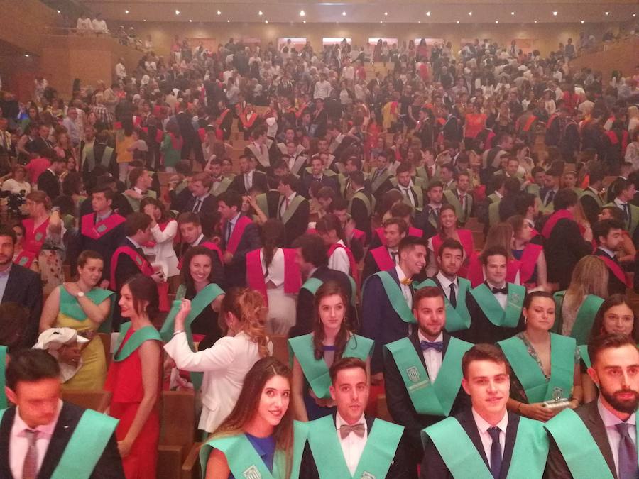 318 estudiantes de 17 titulaciones entre Grados y Másteres de la Universidad Europea Miguel de Cervantes (UEMC) de Valladolid, vivieron ayer con emoción la ceremonia de graduación. 