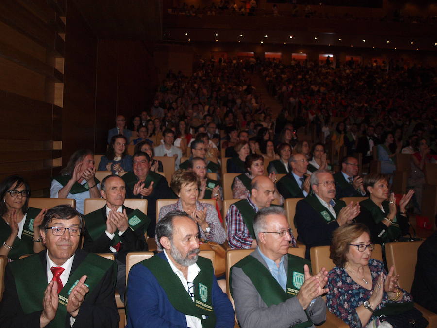 318 estudiantes de 17 titulaciones entre Grados y Másteres de la Universidad Europea Miguel de Cervantes (UEMC) de Valladolid, vivieron ayer con emoción la ceremonia de graduación. 