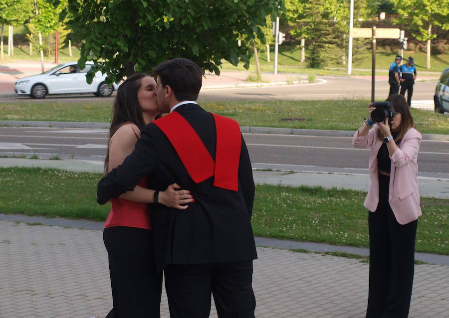 318 estudiantes de 17 titulaciones entre Grados y Másteres de la Universidad Europea Miguel de Cervantes (UEMC) de Valladolid, vivieron ayer con emoción la ceremonia de graduación. 
