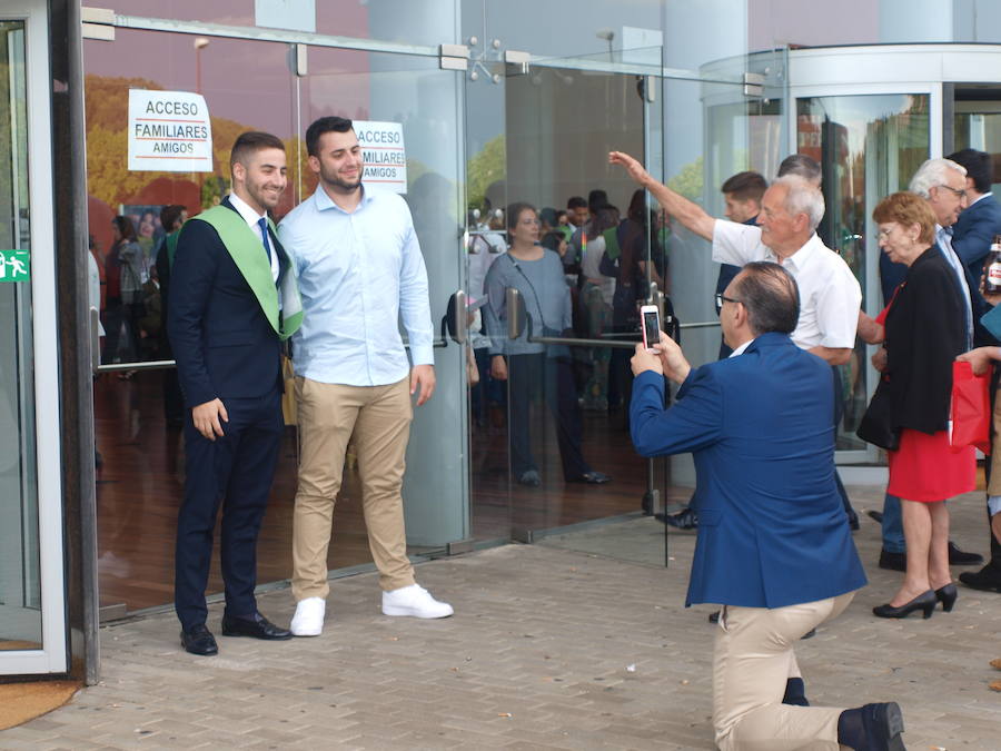318 estudiantes de 17 titulaciones entre Grados y Másteres de la Universidad Europea Miguel de Cervantes (UEMC) de Valladolid, vivieron ayer con emoción la ceremonia de graduación. 