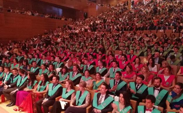 Algunos de los alumnos graduados, en la ceremonia celebrada ayer en la UEMC.