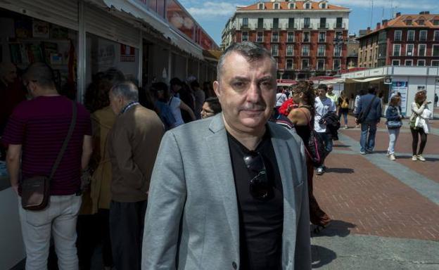 Manuel Vilas, ayer en las casetas de la Plaza Mayor. 