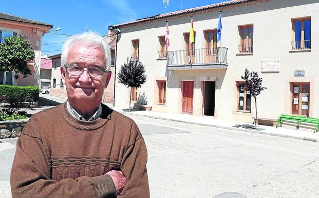 Ricardo Díez, alcalde de Castillejo de Mesleón, ante la Casa Consistorial del pueblo. 