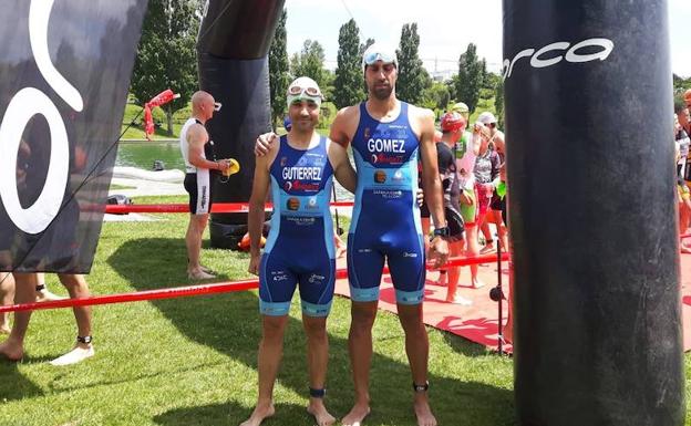 Ángel Gutiérrez y Vicente Gómez, antes de iniciar el segmento de natacion en Tres Cantos. 