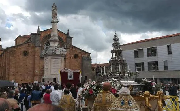 El Corpus Christi a su paso por la plaza de Santa Teresa, en Ávila. 