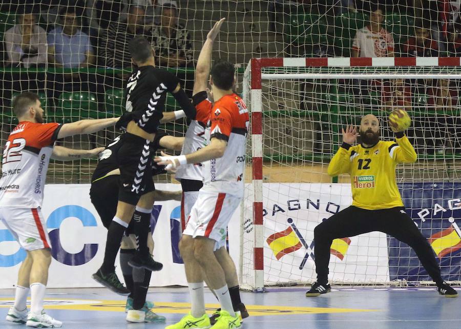 Fotos: El Balonmano Nava dice adiós al sueño de la Liga Asobal