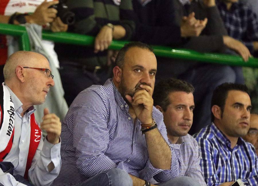 Fotos: El Balonmano Nava dice adiós al sueño de la Liga Asobal