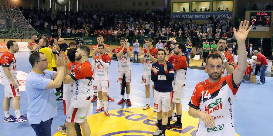 Fotos: El Balonmano Nava dice adiós al sueño de la Liga Asobal