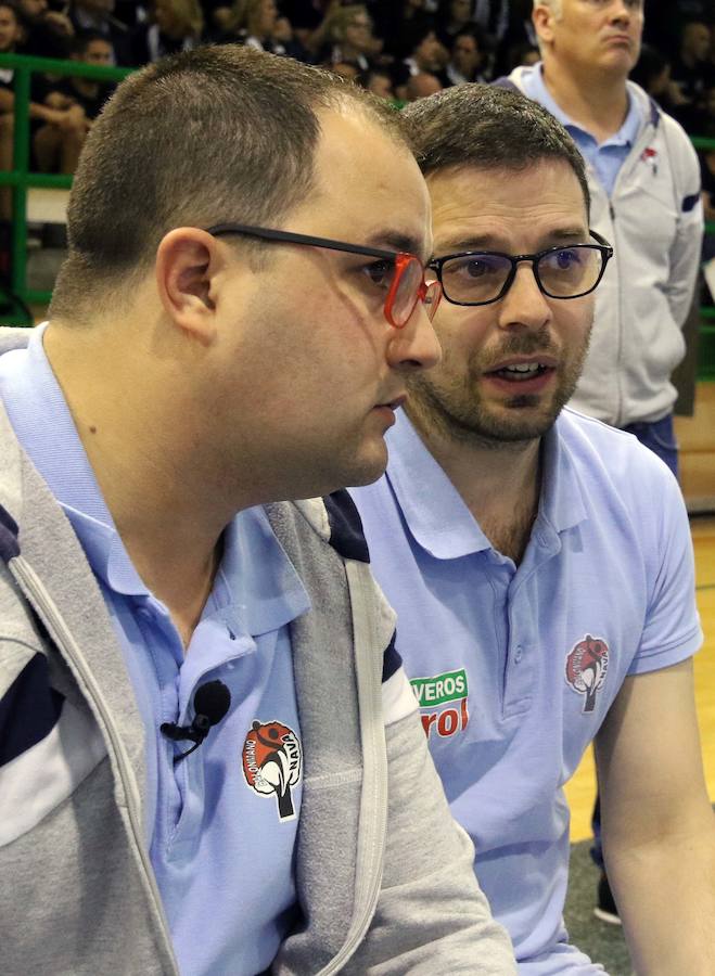 Fotos: El Balonmano Nava dice adiós al sueño de la Liga Asobal