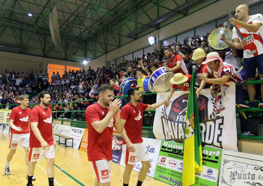 Fotos: El Balonmano Nava dice adiós al sueño de la Liga Asobal