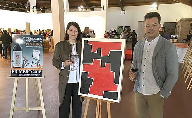 La pintora Purificación Villafranca y Manu Fariña posan junto a la pintura ganadora. 