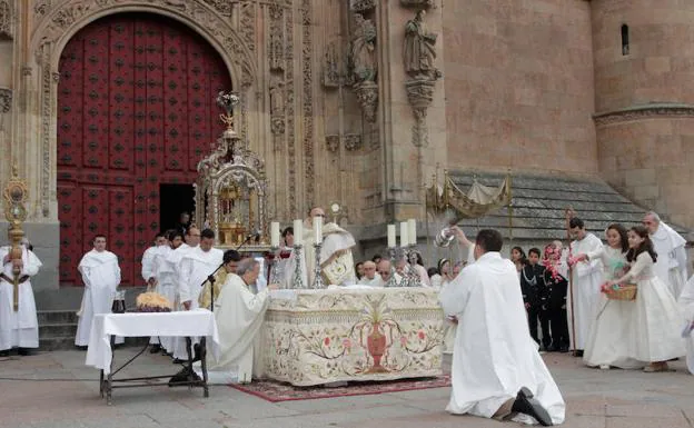 La bendición final a cargo del obispo de la Diócesis, Carlos López, en el atrio de la Catedral. 