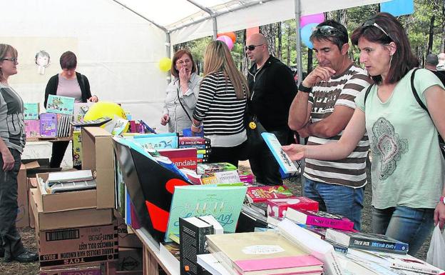 Feria del Libro en el pinar de San Benito de Gallegos. 