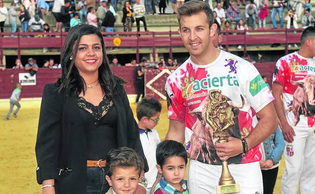 Oliver García posa junto a su familia y el trofeo tras ganar el concurso medinense.