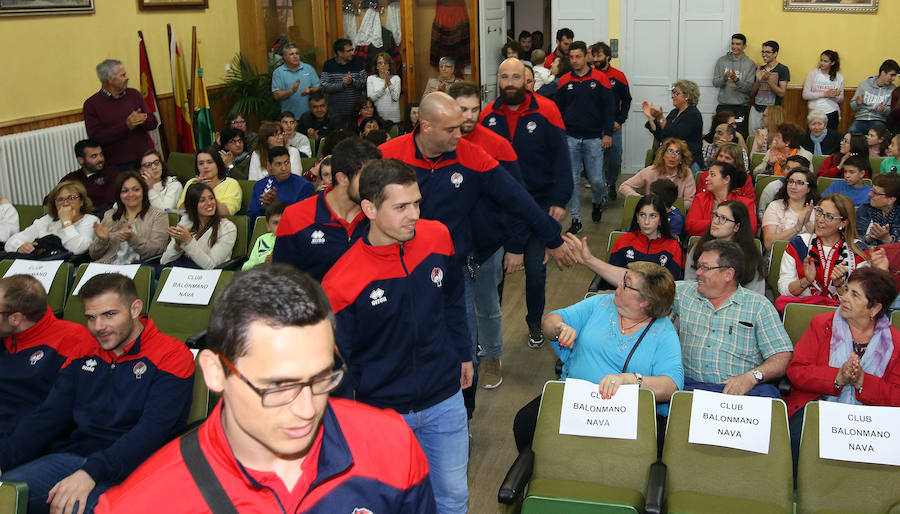 Fotos: Emotivo homenaje de los vecinos de Nava de la Asunción a su equipo de balonmano