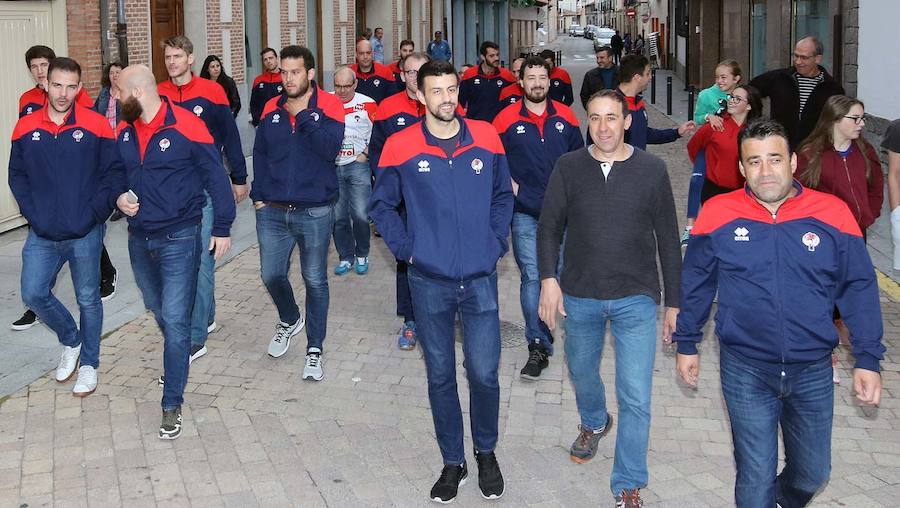 Fotos: Emotivo homenaje de los vecinos de Nava de la Asunción a su equipo de balonmano