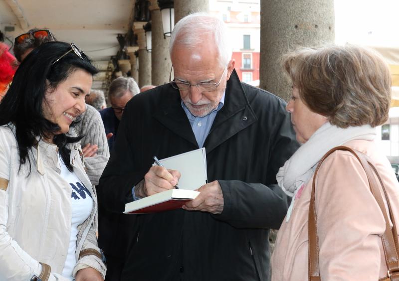 Fotos: Fernando Beltrán, Luis Mateo Díez y Agustín García Simón en la Feria del Libro de Valladolid