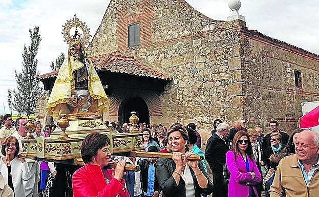 Los fieles portan la imagen de la Virgen de los Remedios, ayer junto a la ermita de Abades. 