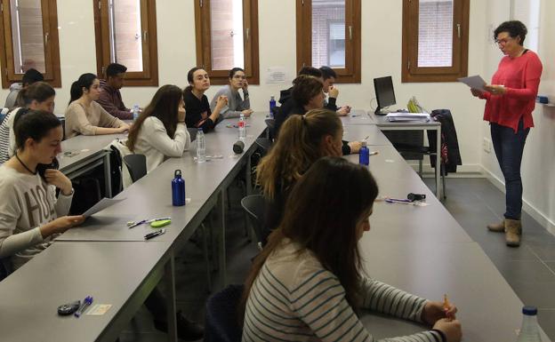 Una profesora da instrucciones a algunos alumnos antes de empezar el examen de la EBAU, este martes, en el campus María Zambrano de la UVA en Segovia. 