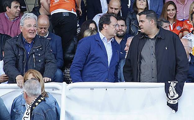 Sandoval, a la derecha, junto a Jorge Recio y Jorge D'Alessandro en el palco ante el Don Benito. 