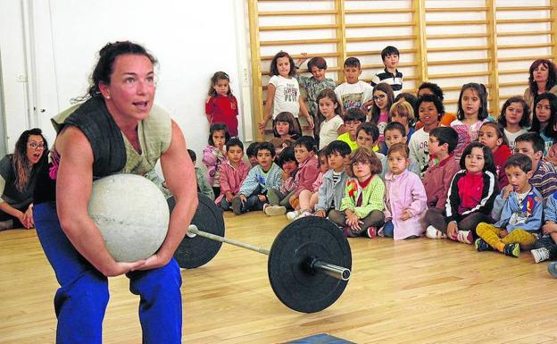 Los alumnos asisten a una de las actividades para la promoción de la actividad física. 